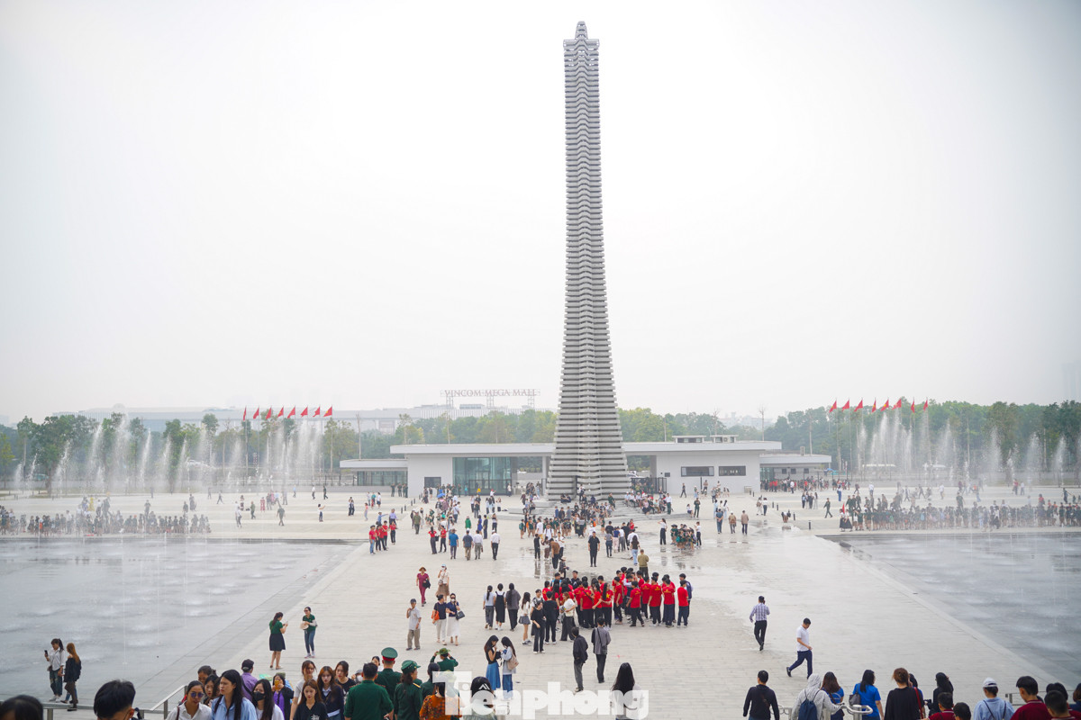 Sáng 14/11, không phải là ngày cuối tuần nhưng Bảo tàng Lịch sử Quân sự Việt Nam vẫn đón lượng khách tham quan đông đúc.