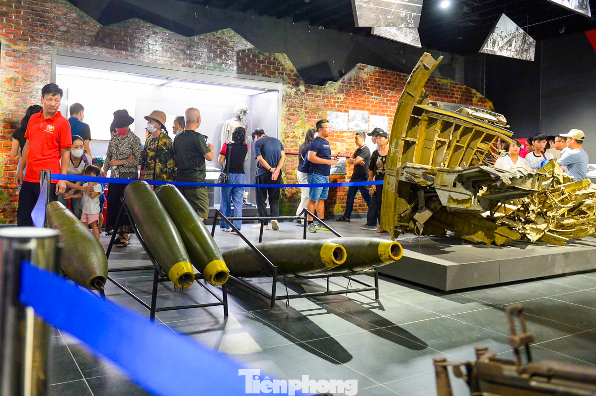 Trước đó, trao đổi với PV Báo Tiền Phong, Thượng tá Nguyễn Thành Lê - Phó giám đốc Bảo tàng Lịch sử quân sự Việt Nam cho biết: "Lượng khách đổ về quá đông dẫn đến một số hình ảnh không đẹp và gây phản cảm. Có thể thấy ngay trước hiện vật có để biển cấm nhưng nhiều trẻ em sờ, chạm, thậm chí leo trèo lên hiện vật".