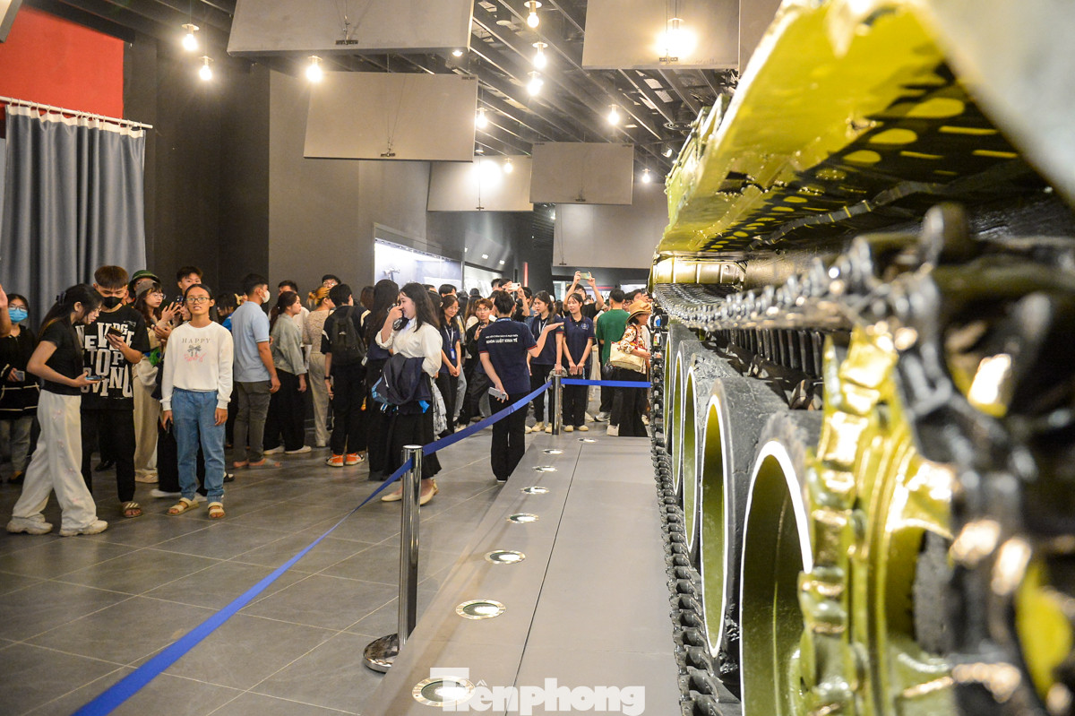 Hàng rào bằng dây mềm được căng tại khu vực trưng bày xe tăng 843 - một trong 4 Bảo vật Quốc gia đang lưu giữ tại bảo tàng.