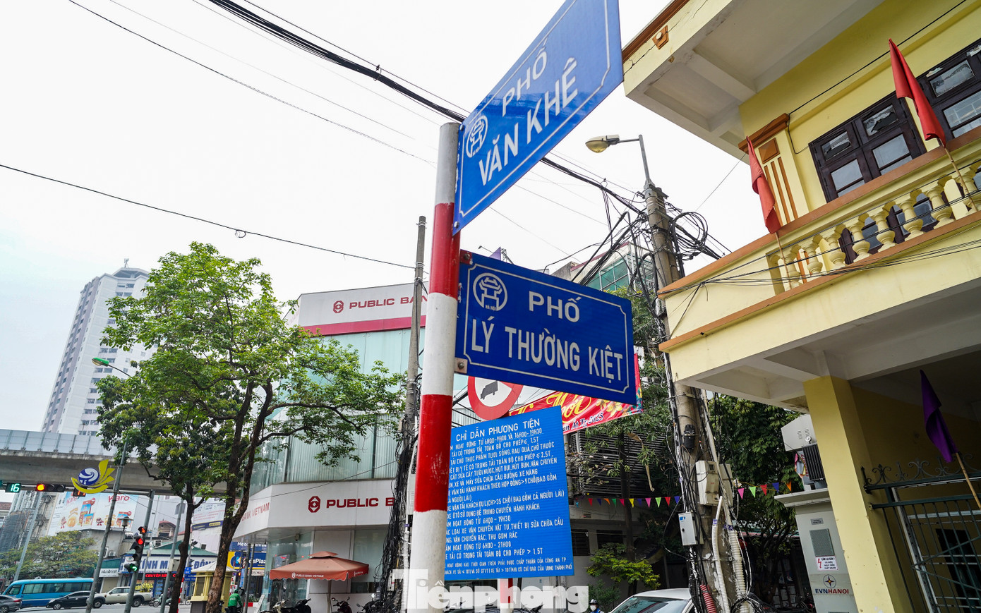 Tuyến phố Văn Khê (đoạn giao với Lý Thường Kiệt, Trần Đăng Ninh và đường Quang Trung, quận Hà Nội), khoảng cách chưa đầy 300m có tới ba biển đặt cùng một vị trí là biển tên đường, biển chỉ dẫn và biển báo giao thông.