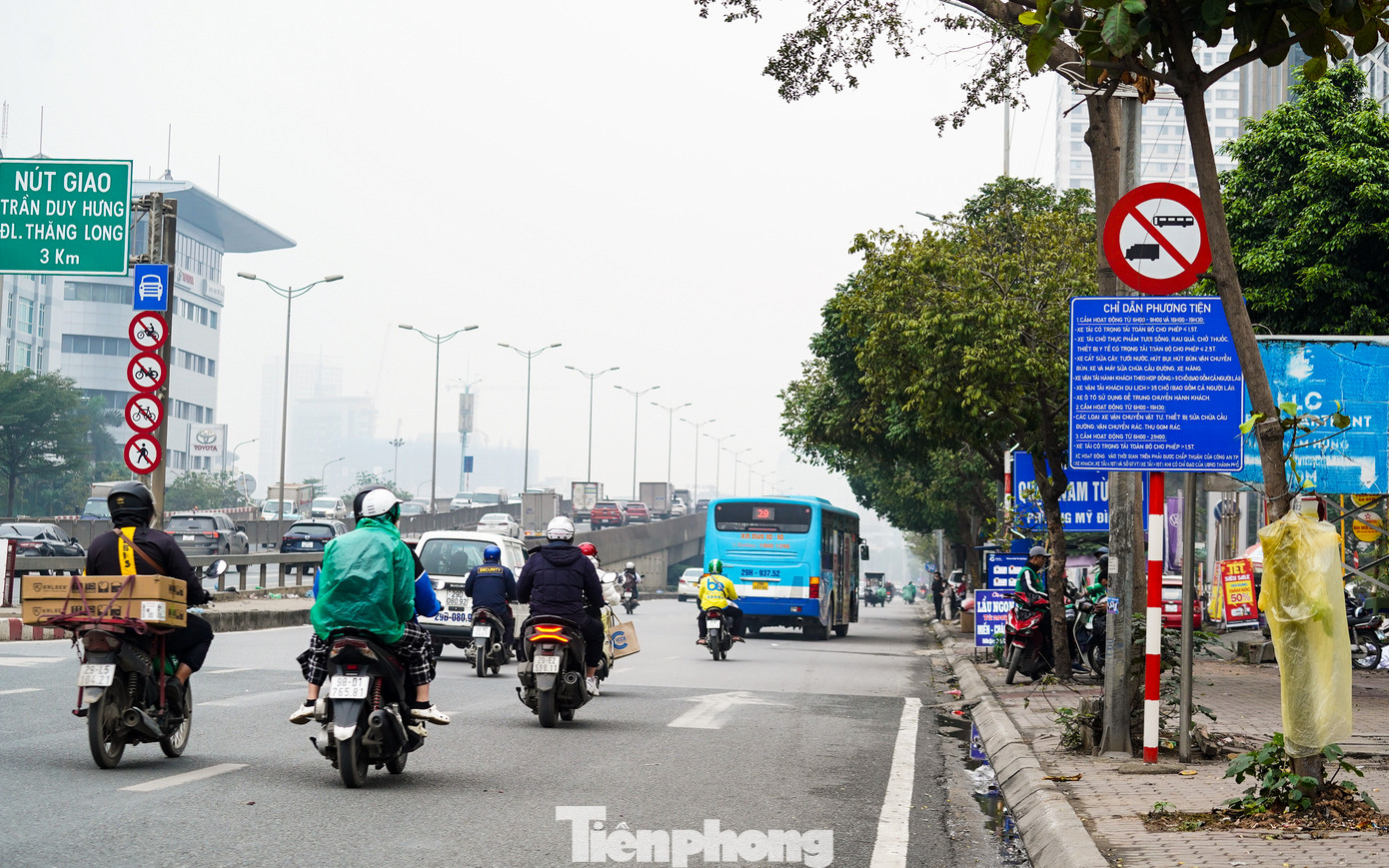 Biển báo giao thông đóng vai trò quan trọng trong việc điều hướng và đảm bảo an toàn cho người tham gia giao thông. Tuy nhiên, trên nhiều tuyến phố Thủ đô, không ít biển báo được thiết kế với chữ quá nhỏ, nội dung dài gây khó khăn cho người dân trong việc quan sát và nắm bắt thông tin.