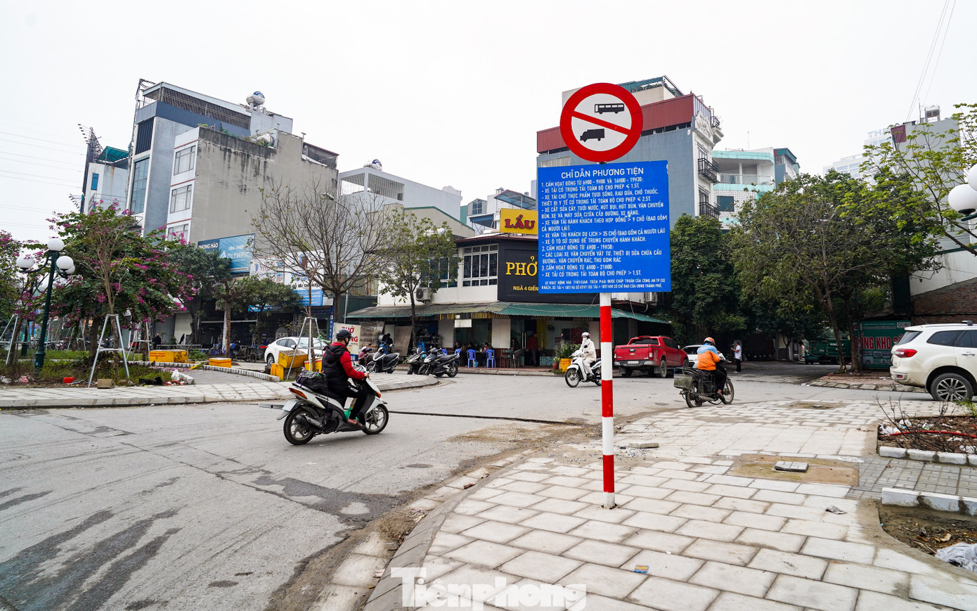 Biển chỉ dẫn tại ngã tư Giếng Sen - Lê Trọng Tấn (quận Hà Đông).