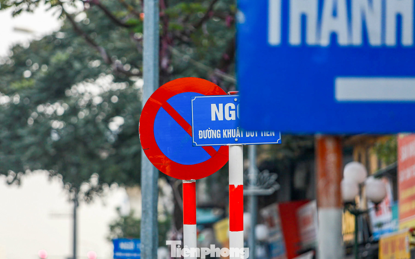 Không chỉ chữ nhỏ, nội dung dài dòng, nhiều biển báo còn sắp xếp liền nhau khiến người tham gia giao thông "gặp khó" khi quan sát.