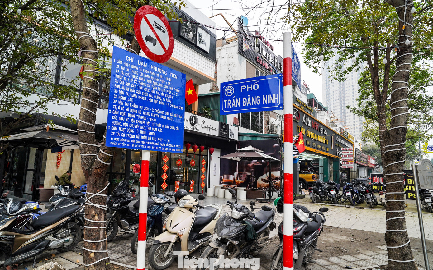 Tuyến phố Văn Khê (đoạn giao với Lý Thường Kiệt, Trần Đăng Ninh và đường Quang Trung, quận Hà Nội), khoảng cách chưa đầy 300m có tới ba biển đặt cùng một vị trí là biển tên đường, biển chỉ dẫn và biển báo giao thông.