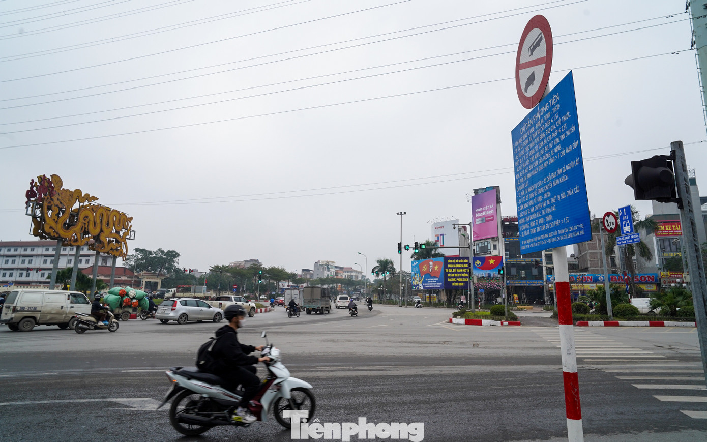 Ghi nhận tại các tuyến đường như Văn Khê, Lê Trọng Tấn (quận Hà Đông), Phạm Hùng, Trần Duy Hưng (quận Cầu Giấy) các biển chỉ dẫn giao thông với nội dung dài, kích thước chữ nhỏ gây khó khăn cho người tham gia giao thông.