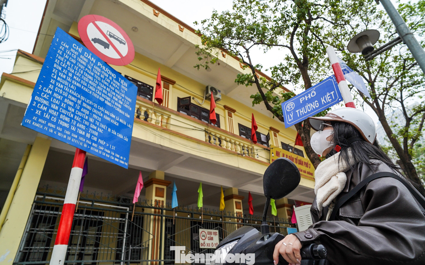 Chị Thuỳ Chi (quận Hà Đông) cho biết: "Muốn nắm rõ thông tin trên biển báo giao thông, mình phải tấp xe vào lề đường gần đó và đứng vài phút mới đọc hết nội dung. Mình nghĩ nếu đang tham gia giao thông và đi lướt qua chắc các bác tài không đọc được gì."