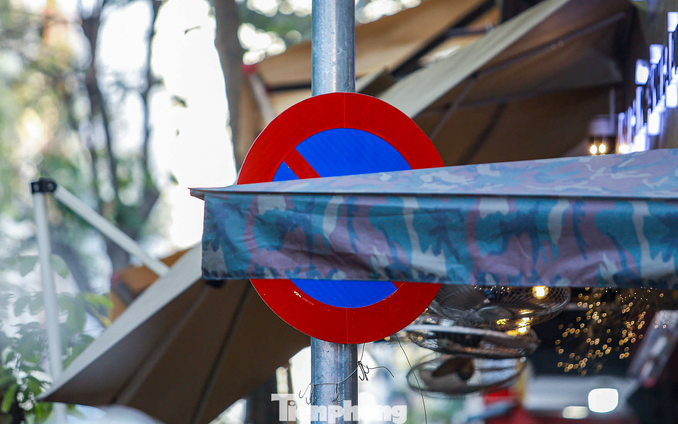 Không chỉ chữ nhỏ, nội dung dài dòng, nhiều biển báo còn sắp xếp liền nhau khiến người tham gia giao thông "gặp khó" khi quan sát.