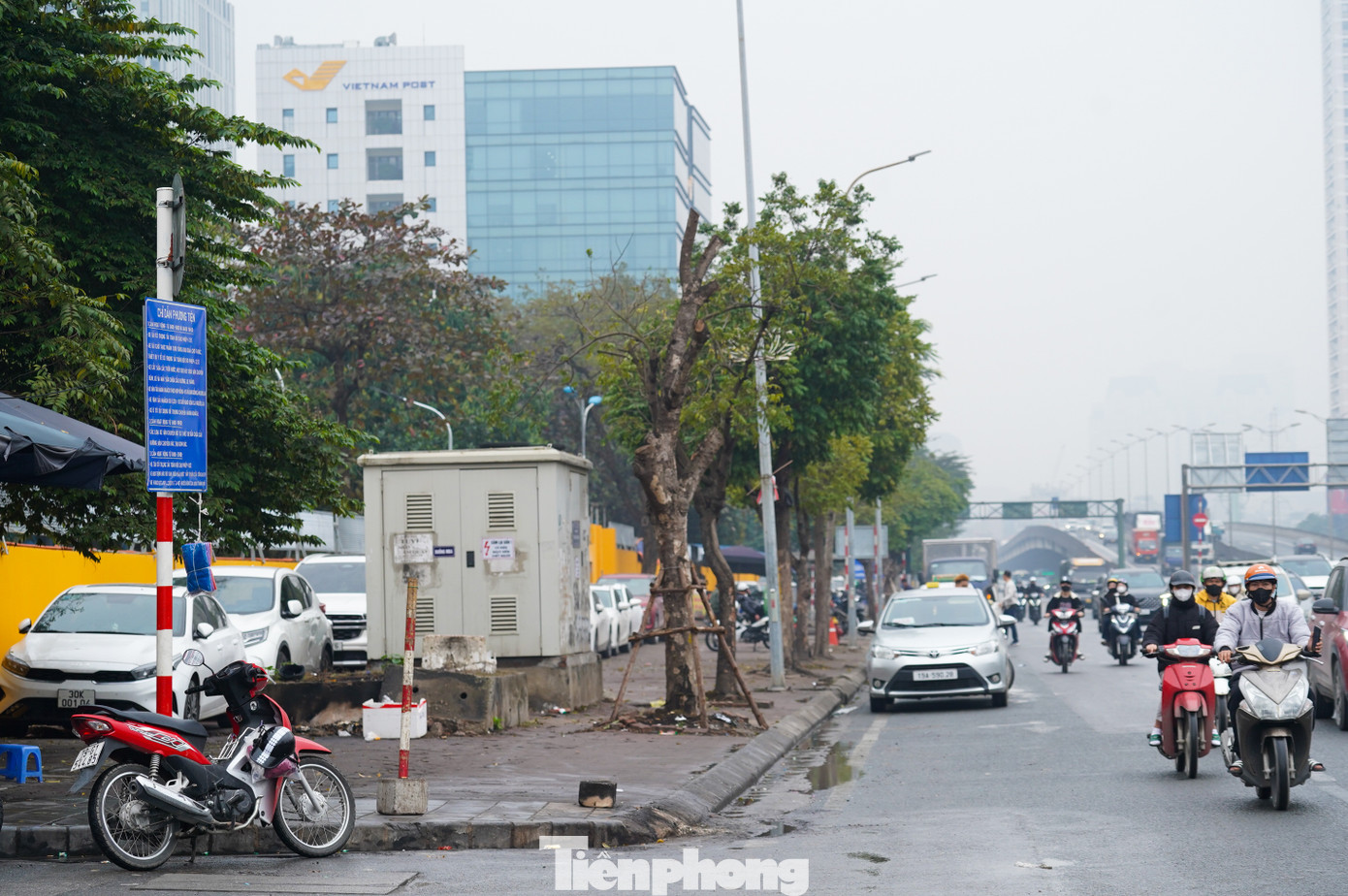 Biển chỉ dẫn được lắp đặt quay ra đường Phạm Hùng (quận Cầu Giấy).