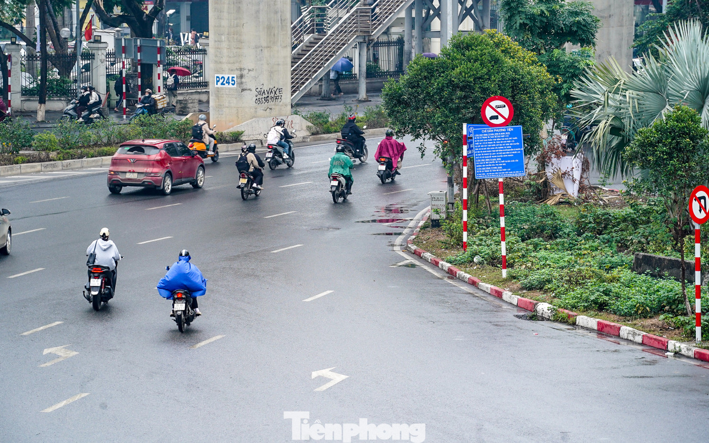 Vừa qua, văn phòng Chính phủ vừa có văn bản số 1364 truyền đạt ý kiến của Phó Thủ tướng Trần Hồng Hà yêu cầu Bộ Giao thông vận tải phối hợp với Bộ Công an và UBND các tỉnh, thành phố rà soát và xử lý các bất cập trong tổ chức giao thông đường bộ, bao gồm hệ thống biển báo, đèn tín hiệu, cấp phép và bố trí các điểm dừng, đỗ xe. Kết quả báo cáo Thủ tướng trước ngày 15/3.