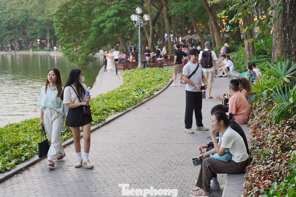 Bên hồ Gươm, mọi người tìm thấy một góc nhỏ bình yên giữa lòng thành phố ồn ào.