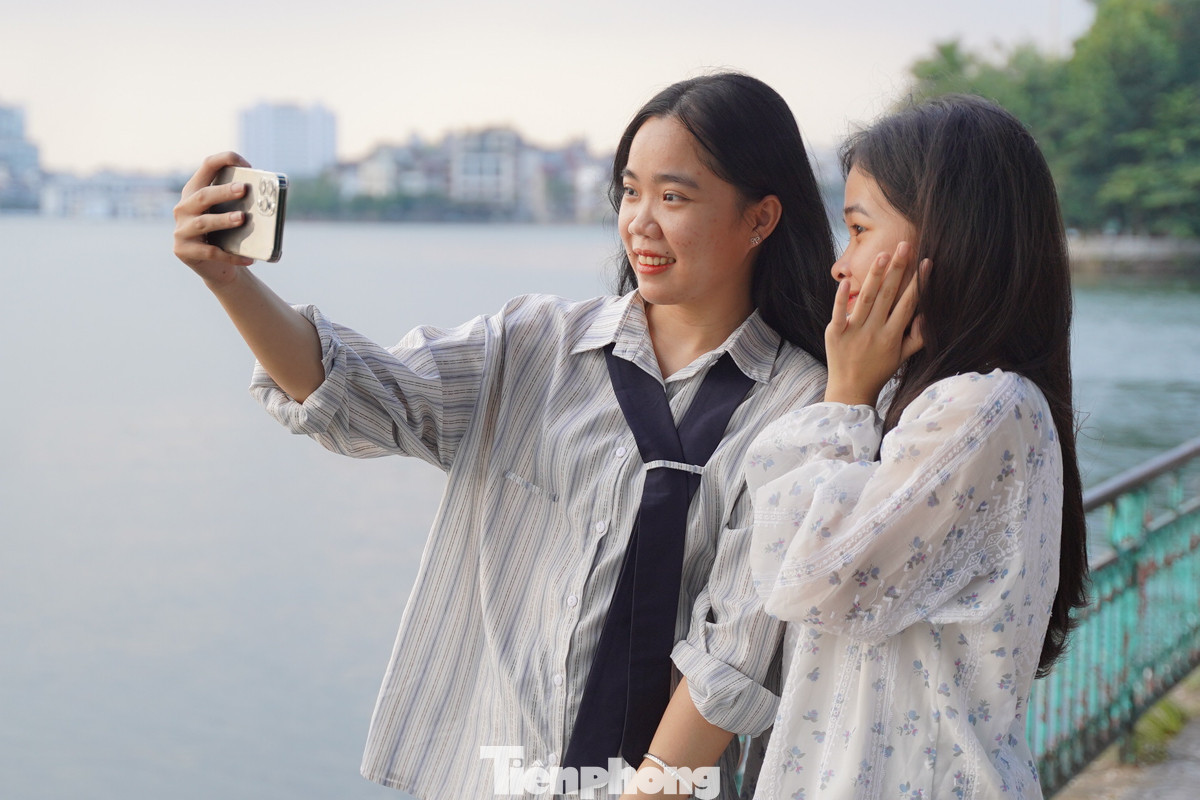 Xúng xính váy áo để chụp ảnh mùa thu Hà Nội, bạn Quyên (Hà Nội) cho biết: “Tranh thủ cuối tuần, thời tiết dạo này cũng mát mẻ nên hai đứa mình rủ nhau đi chơi và ghi lại những khoảnh khắc mùa thu Hà Nội đẹp vô cùng này"