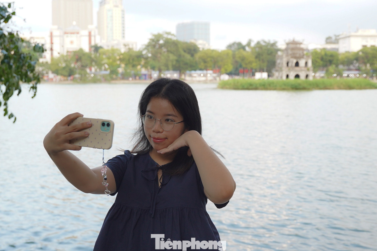 Bạn Thu Thảo (Cầu Giấy, Hà Nội) cho biết, hôm nay cuối tuần Thảo lên phố đi bộ hồ Gươm để chụp ảnh, ngắm cảnh Thủ đô tiết trời mùa Thu. "Rất mê cái không khí này, có chút nắng, mát mẻ, phù hợp để uống 1 tách cà phê nhìn mọi người đi qua", Thảo cho biết.