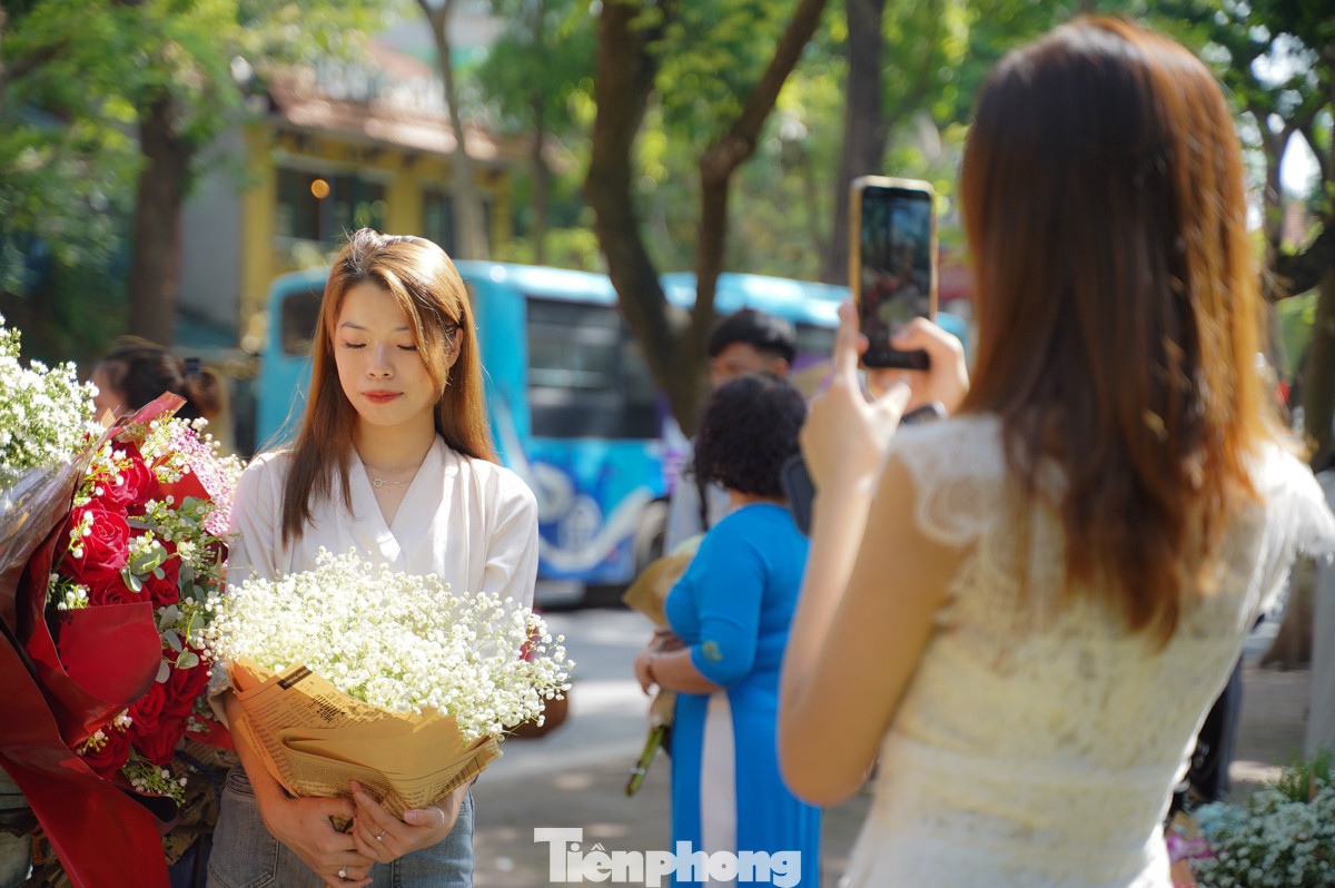 Tại phố Phan Đình Phùng - nơi được nhiều người biết đến như một trong những con đường đẹp nhất Hà Nội có rất đông các bạn trẻ đến chụp ảnh từ sáng sớm.