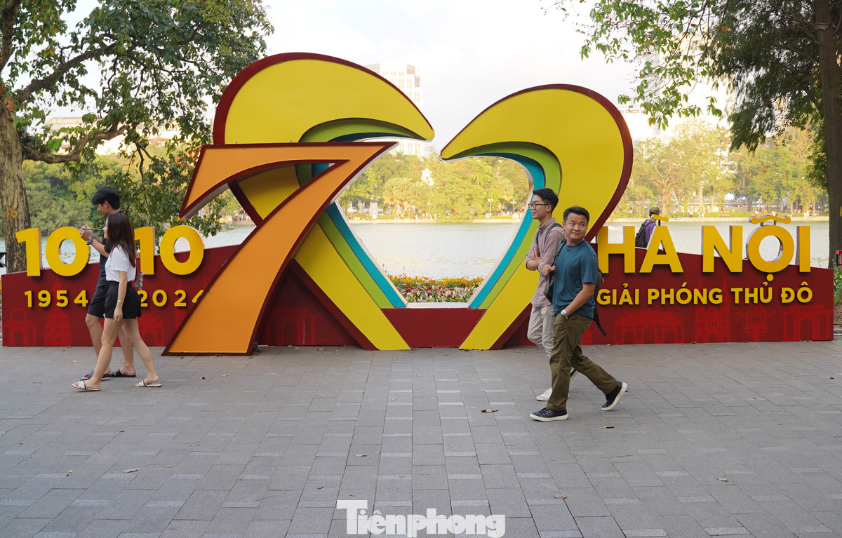 Hôm nay cũng rơi vào cuối tuần, nhiều người dân và du khách lên hồ Gươm dạo phố, tận hưởng bầu không khí trong lành Thủ đô.