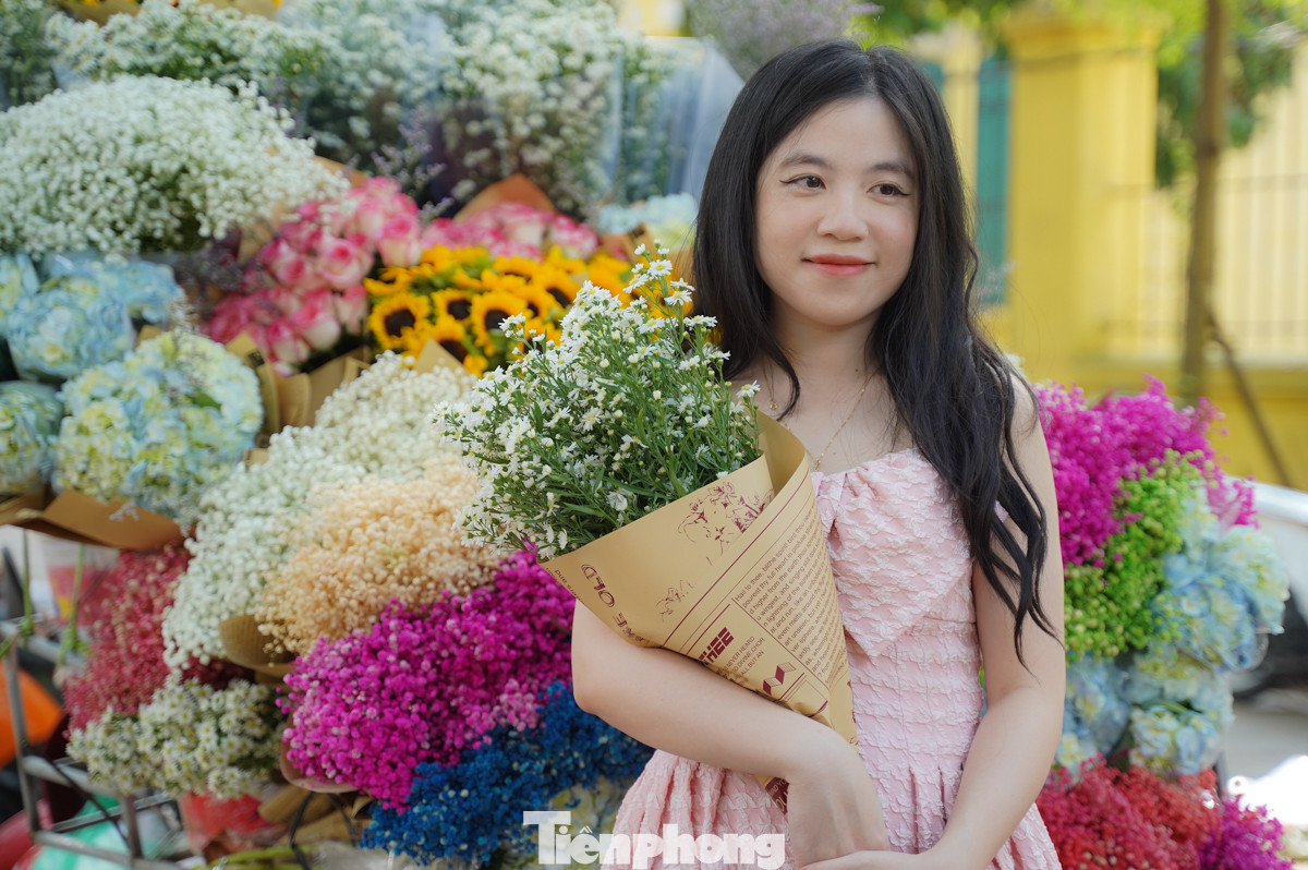 Những chiếc xe chở đầy sắc hoa tươi thắm được chuẩn bị, trang trí rất đẹp mắt khiến nhiều bạn trẻ mê mẩn, thích thú chụp hình.