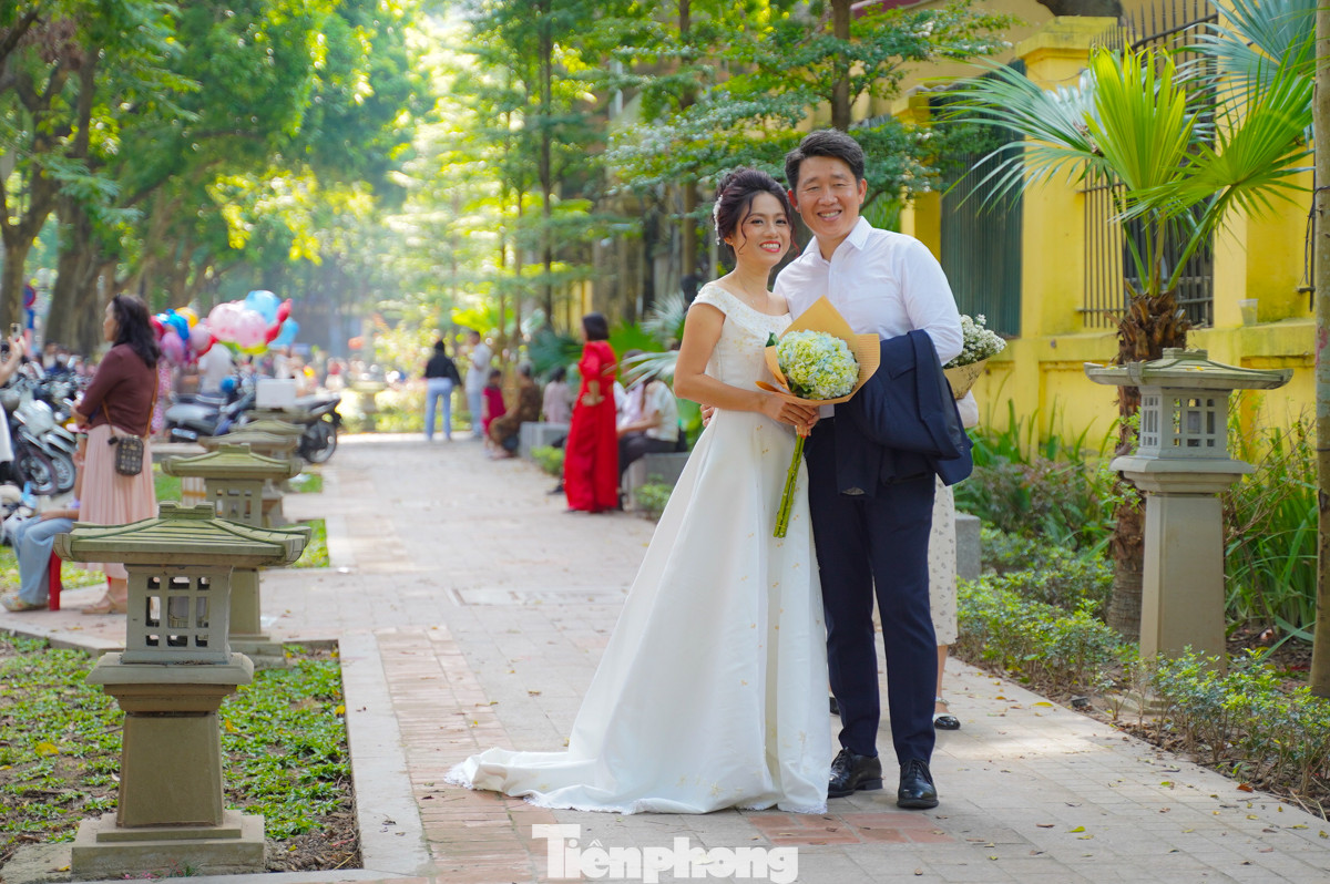 Một số cặp đôi chọn phố Phan Đình Phùng làm địa điểm chụp ảnh cưới.