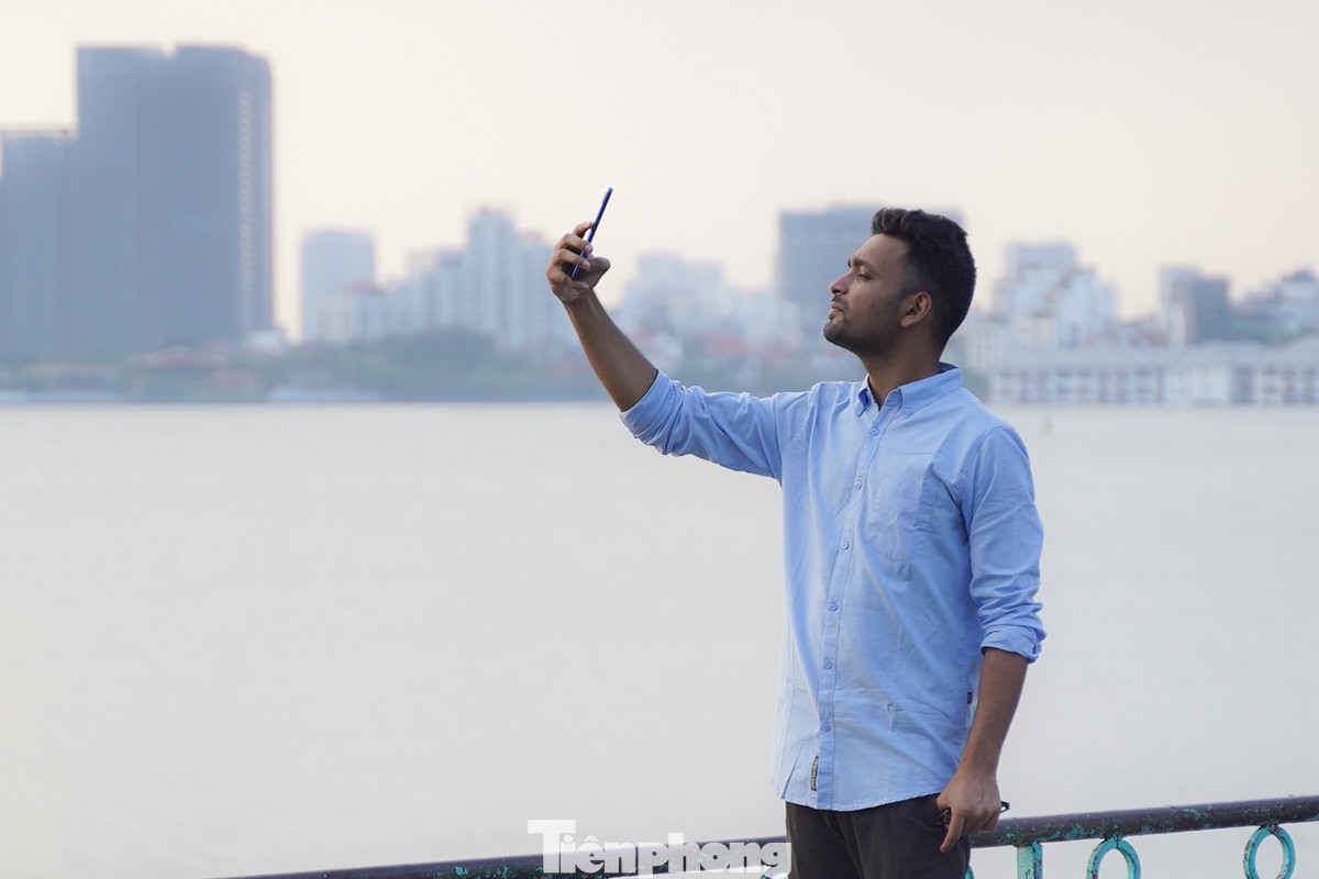 Khách Tây cũng thích thú trước khung cảnh lãng mạn, mát mẻ của Hà Nội những ngày này.