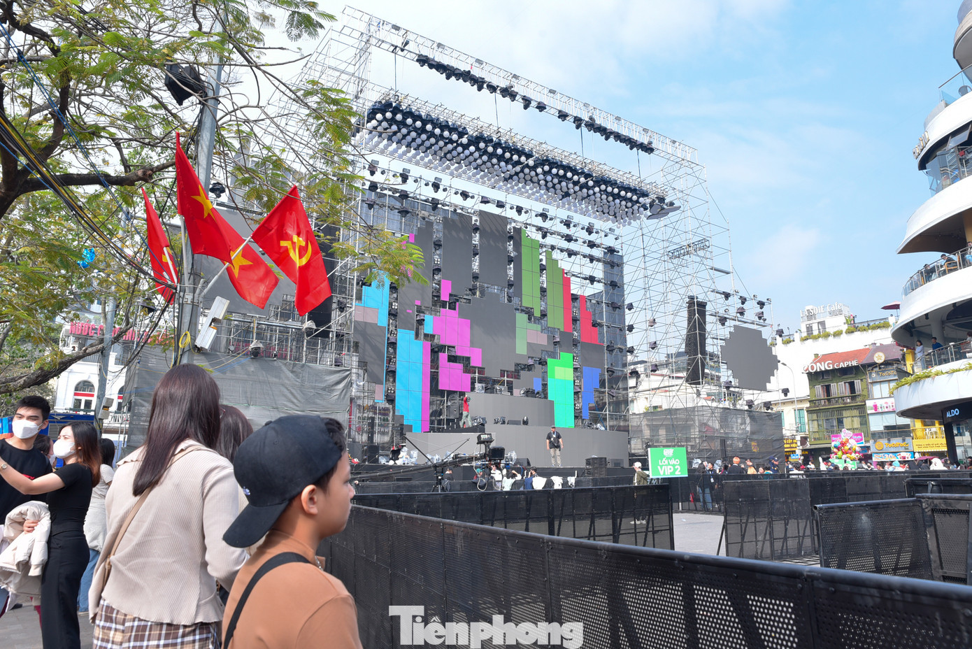 Sân khấu tổ chức sự kiện countdown chào năm mới tại quảng trường Đông Kinh Nghĩa Thục đã sẵn sàng. Sân khấu tổ chức sự kiện countdown chào năm mới tại quảng trường Đông Kinh Nghĩa Thục đã sẵn sàng.