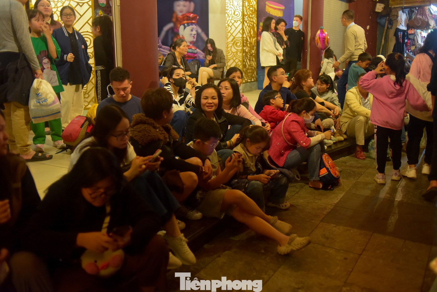 Nhiều gia đình chờ đợi đến khoảnh khắc countdown đón năm mới 2024..