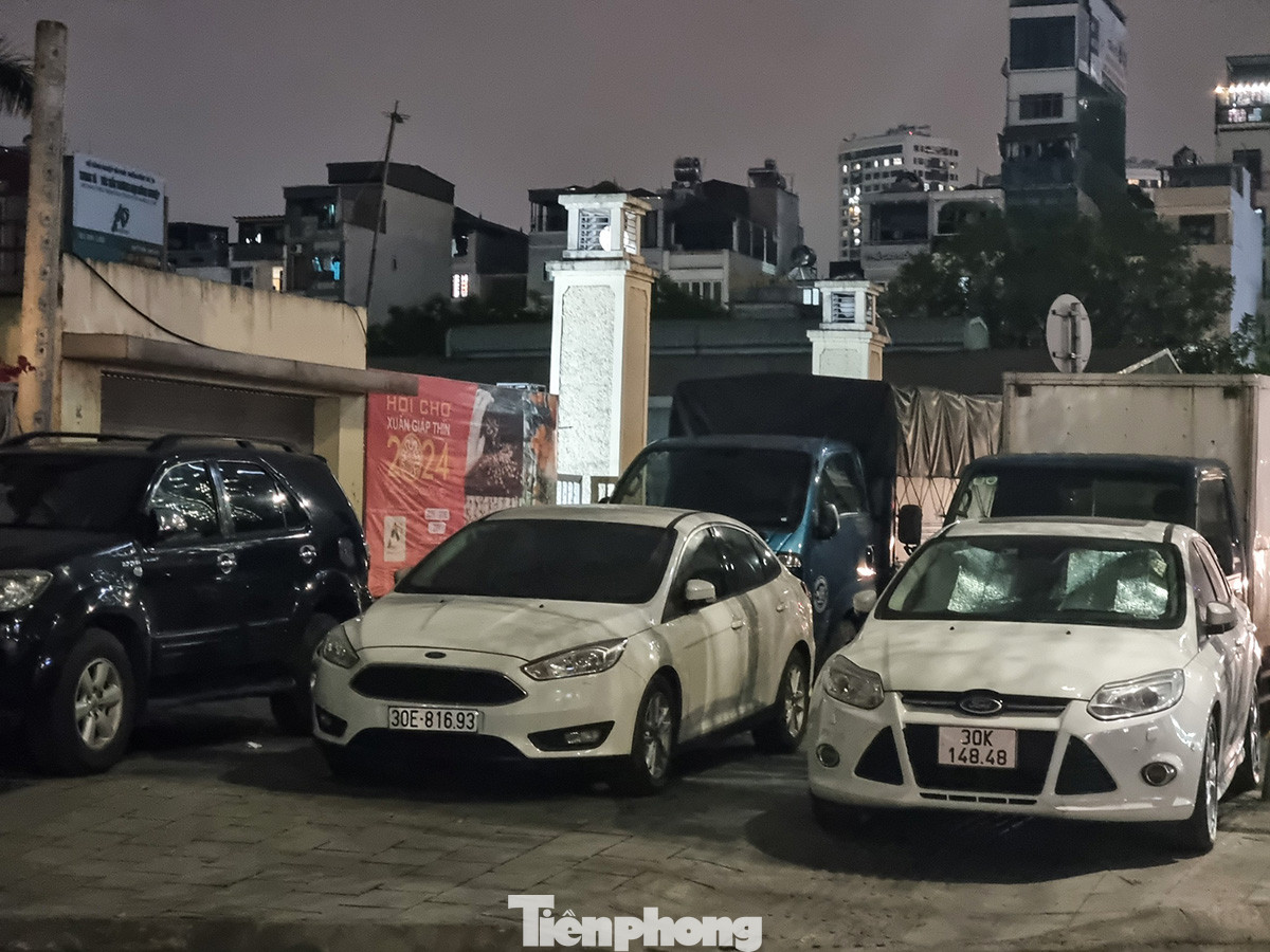 Tình trạng đỗ xe ôtô trái phép trên vỉa hè Phạm Văn Đồng diễn ra từ sáng đến đêm.