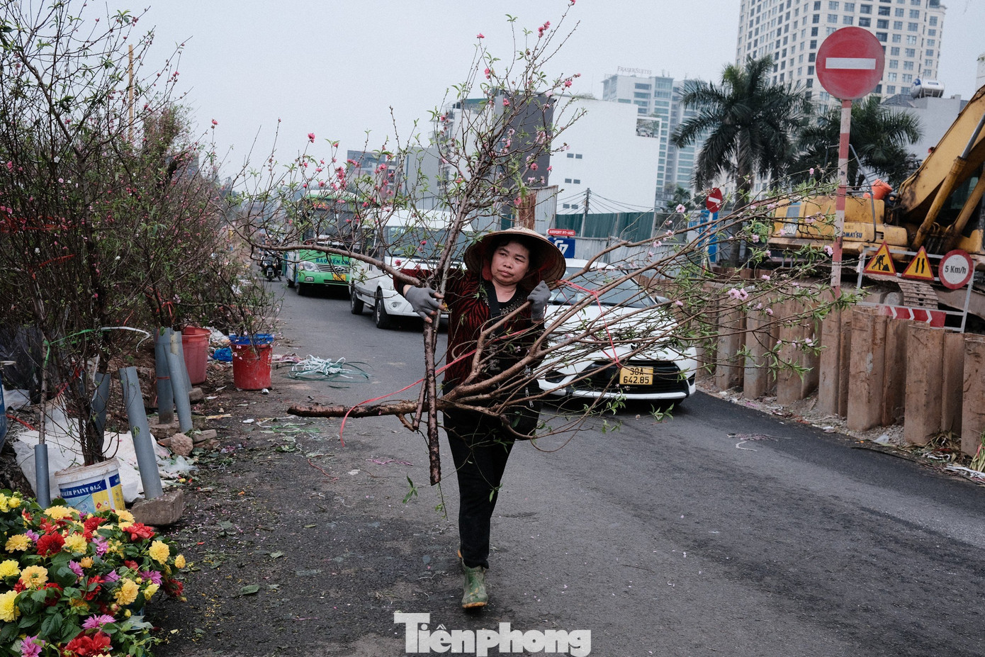 Chị Nguyễn Tâm Linh(46 tuổi, tiểu thương chợ Quảng An): “Năm nay sức mua người dân chỉ bằng 1/10 năm ngoái, cho nên sau Tết vẫn phải mang đào ra bán để bù lỗ”.
