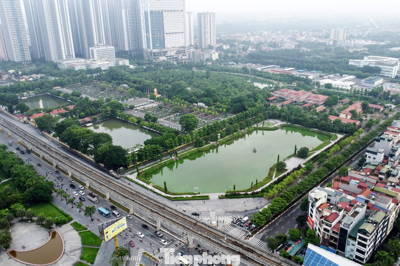 Nghĩa trang Mai Dịch là nơi an nghỉ của 1.228 liệt sĩ và rất nhiều cán bộ cấp cao của đất nước. Nghĩa trang Mai Dịch là nơi an nghỉ của 1.228 liệt sĩ và rất nhiều cán bộ cấp cao của đất nước.