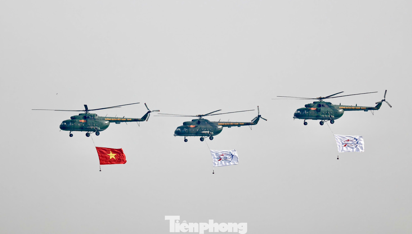 Các biên đội trực thăng Mi mang theo cờ, bay tầm thấp theo đội hình 3-4-3.