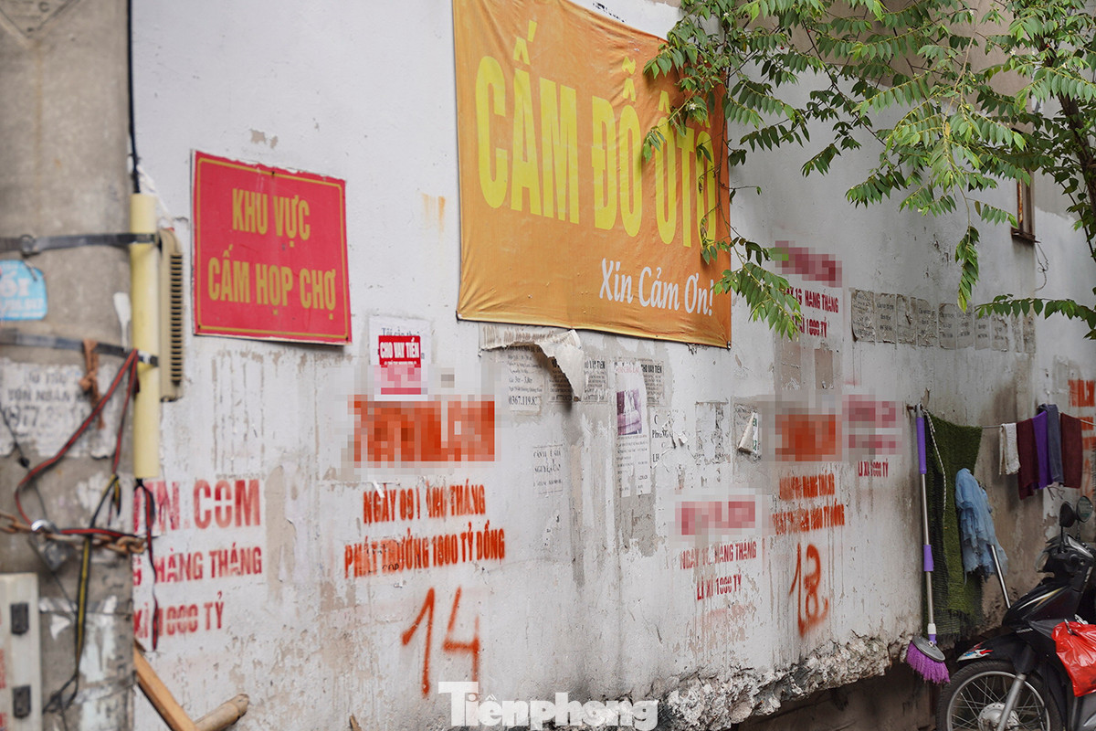 Hàng loạt bức tường bị bôi bẩn tại ngõ 143 Quan Hoa (phường Quan Hoa, quận Cầu Giấy)