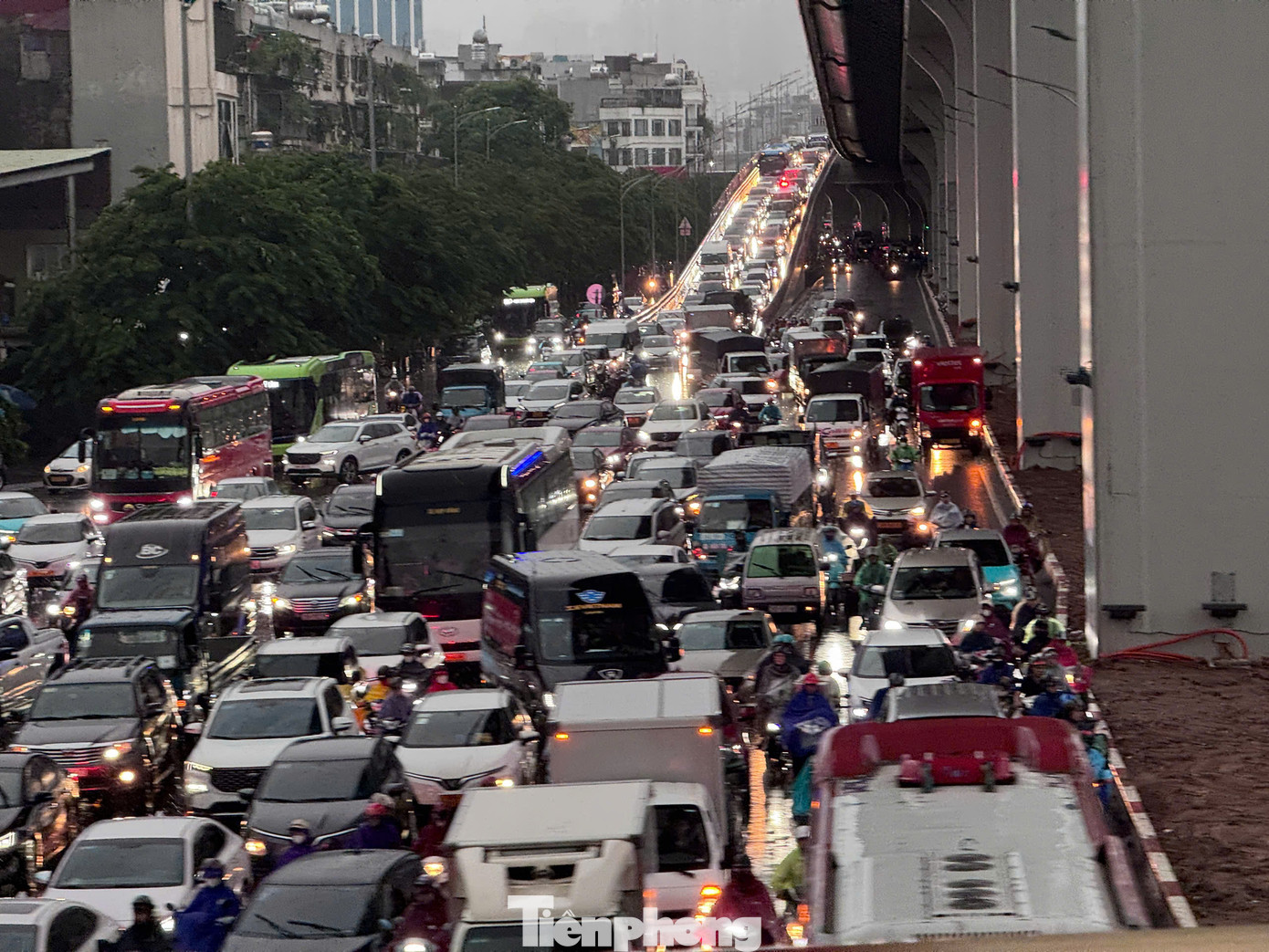 Khu vực cầu vượt Trường Chinh - Giải Phóng ùn tắc sau cơn mưa lớn, hàng trăm ôtô xếp hàng lên vành đai 2 trên cao. Khu vực cầu vượt Trường Chinh - Giải Phóng ùn tắc sau cơn mưa lớn, hàng trăm ôtô xếp hàng lên vành đai 2 trên cao.