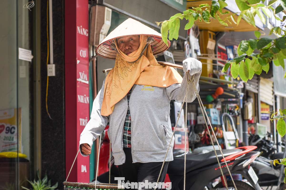 Những người làm việc ngoài trời chịu ảnh hưởng nhiều nhất của nắng nóng. Làm nghề bán hàng rong, bà Lê Thị Thu (quê Bắc Ninh) cho biết: "Thời tiết hôm nay quá oi bức khiến những người bán hàng như chúng tôi vừa mệt vừa không có khách. Trưa nắng nóng, hình như mọi người đều đóng cửa không muốn ra đường"