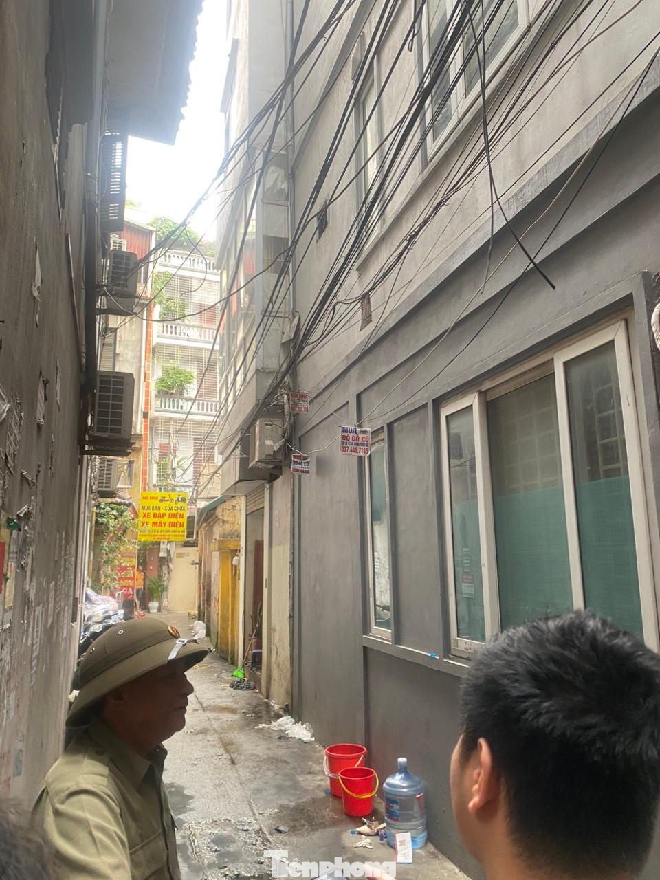 Con ngõ sâu và có ngã rẻ gây khó khăn cho lượng PCCC tiếp cận hiện trường. Nguồn nước chữa cháy phải lấy từ đường Trung Kính cách ngôi nhà gần 500 m.