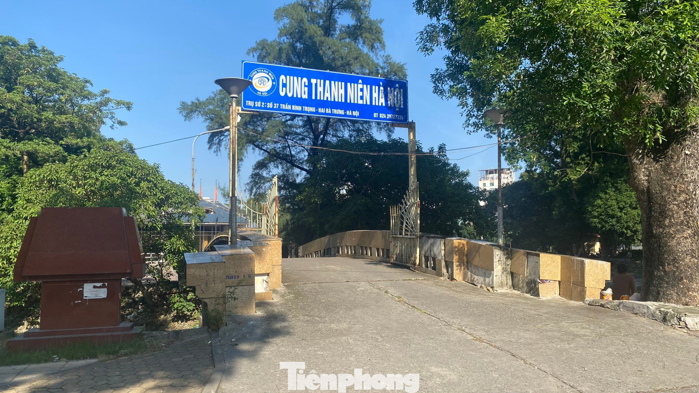 Bên cạnh đường đi dạo quanh hồ Thiền Quang còn có không gian đi bộ Trần Nhân Tông (đoạn từ phố Quang Trung đến Trần Bình Trọng), công viên Thống Nhất, nhà văn hóa Thanh Thiếu niên.