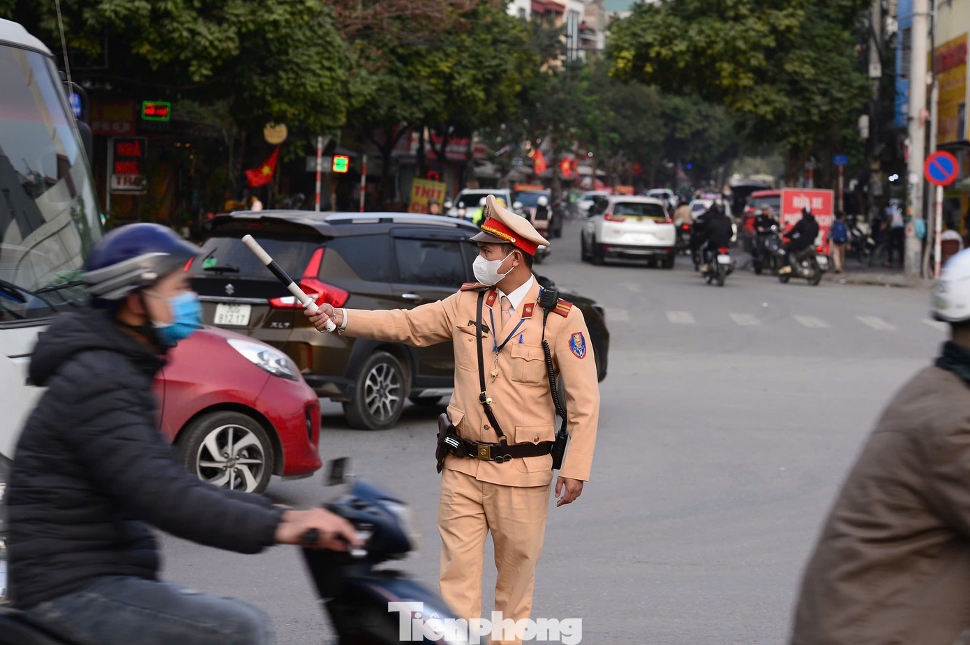 Lực lượng cảnh sát giao thông, cảnh sát trật tự liên tục phân luồng để tránh xe cộ xung đột từ các hướng. Lực lượng cảnh sát giao thông, cảnh sát trật tự liên tục phân luồng để tránh xe cộ xung đột từ các hướng.