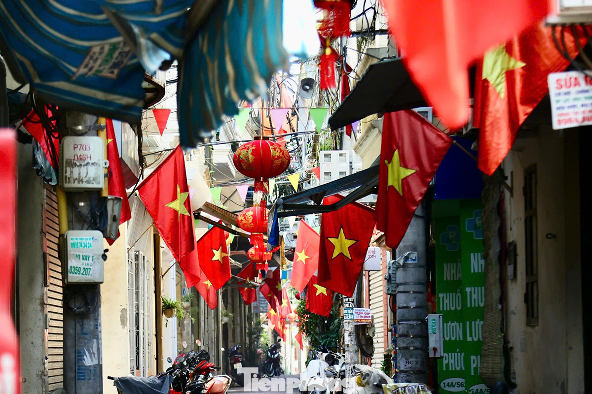 Không chỉ ngoài đường phố, tại các con ngõ, lá cờ đỏ sao vàng cũng được tung bay phấp phới.