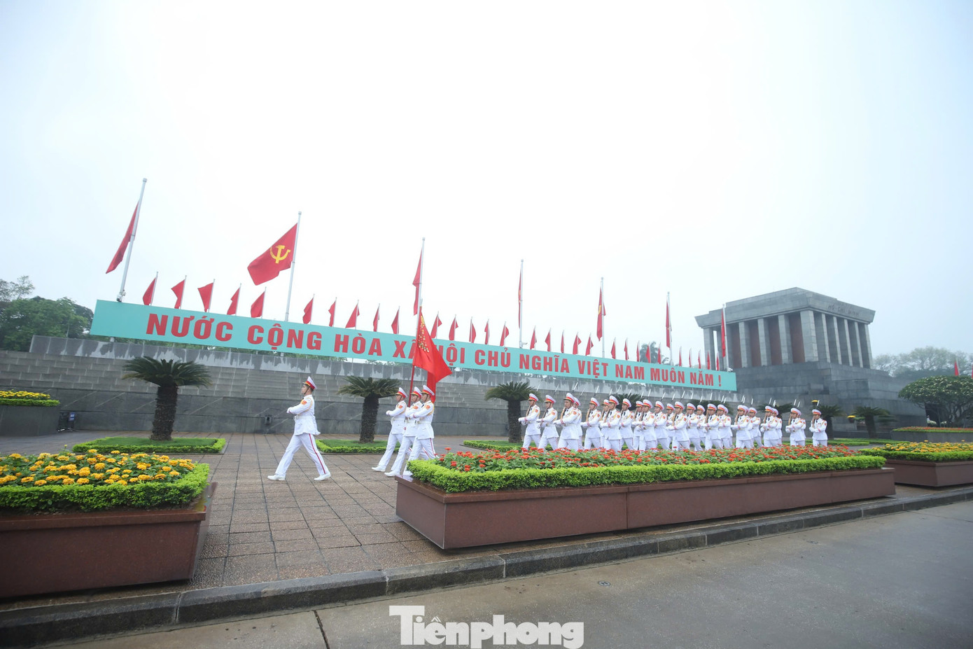 Sau khi thực hiện nghi lễ chào cờ, đội tiêu binh vòng qua trước Lăng Chủ tịch Hồ Chí Minh, chuẩn bị nghi thức duyệt đội ngũ.
