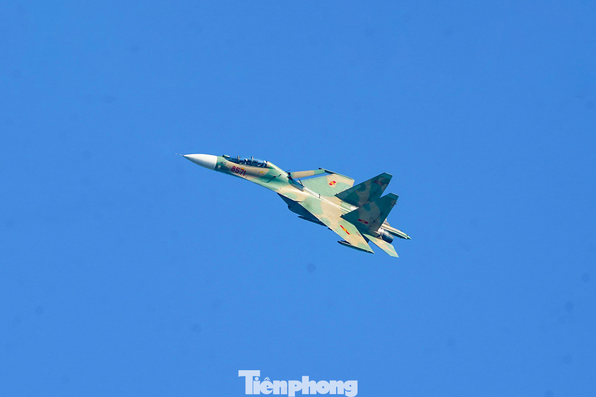 Su-30MK2 nhào lộn trên bầu trời.