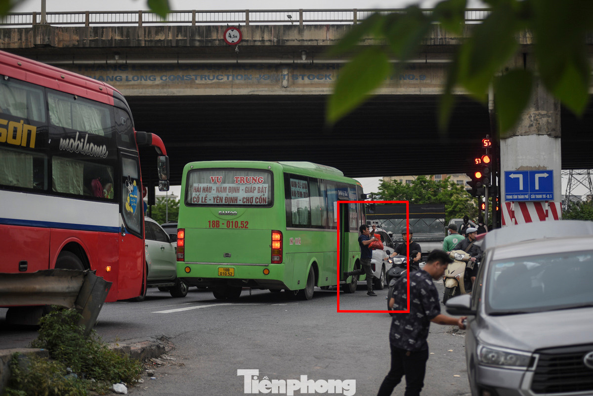 Những bến xe "tự phát" trên đường cao tốc Pháp Vân-Cầu Giẽ hoạt động liên tục, cứ cách vài phút sẽ có một xe dừng để trả khách và hàng hóa. Những bến xe "tự phát" trên đường cao tốc Pháp Vân-Cầu Giẽ hoạt động liên tục, cứ cách vài phút sẽ có một xe dừng để trả khách và hàng hóa.