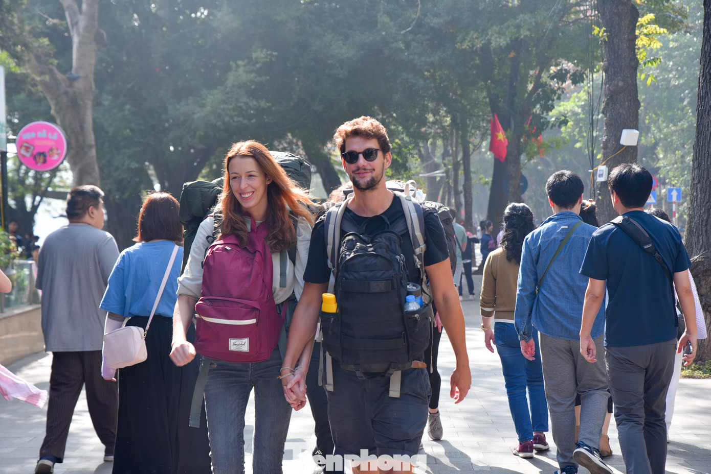 "Tôi sẽ có một kỷ niệm đẹp trong cuộc đời khi được đón chào năm mới tại Hà Nội, không khí hôm nay thật tuyệt", một du khách nước ngoài chia sẻ. "Tôi sẽ có một kỷ niệm đẹp trong cuộc đời khi được đón chào năm mới tại Hà Nội, không khí hôm nay thật tuyệt", một du khách nước ngoài chia sẻ.
