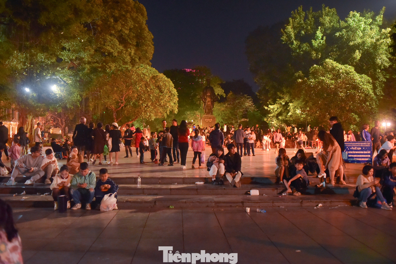 Một số người dồn sang vườn hoa Lý Thái Tổ nghỉ ngơi, tránh cảnh đông đúc.