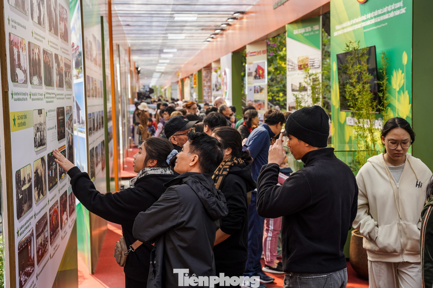 Trong khuôn khổ triển lãm, có trưng bày nhiều tư liệu phong phú, cùng với các tác phẩm nghệ thuật đại diện cho nhiều chuyên ngành văn hóa của Quân đội như hội họa, âm nhạc và điêu khắc... giúp người tham quan hiểu rõ hơn về những giá trị văn hóa và nghệ thuật trong quân đội.