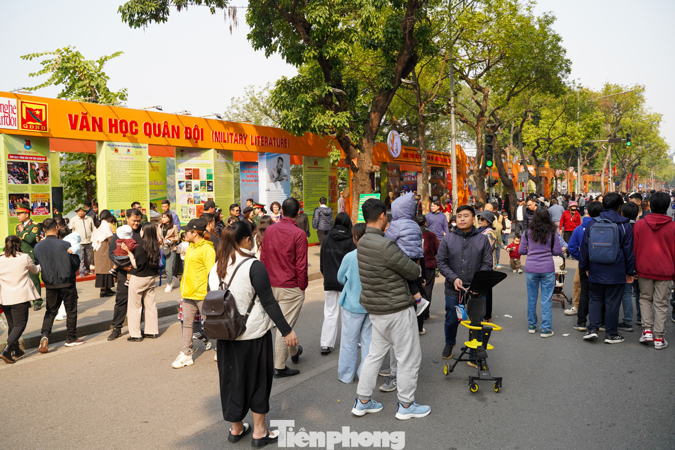 Càng về chiều, lượng người đổ về phố đi bộ Hồ Gươm càng đông.