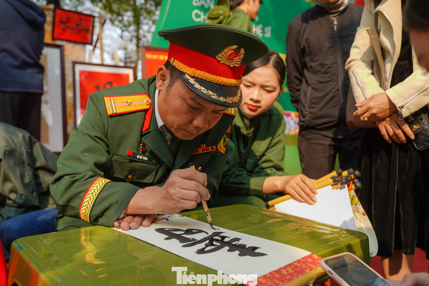 Các chiến sĩ cũng viết chữ thư pháp để tặng người dân và du khách.