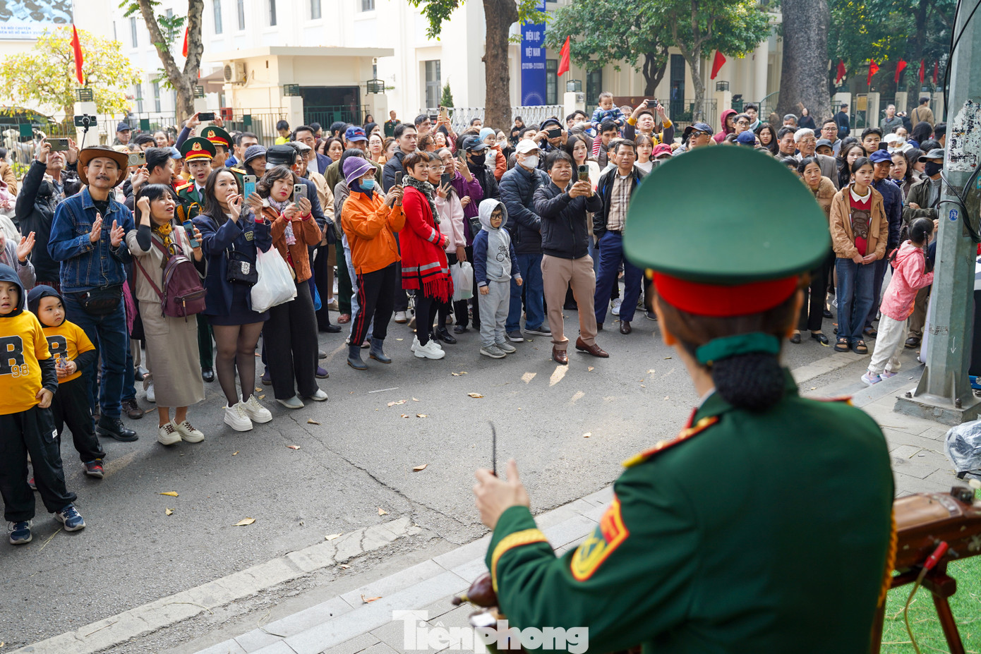 Đặc biệt, tại phố đi bộ Hồ Gươm, người dân còn được thưởng thức nhiều ca khúc nghệ thuật đậm chất lính từ các nhạc công của các đoàn quân nhạc, tạo nên bầu không khí rộn ràng và tự hào.