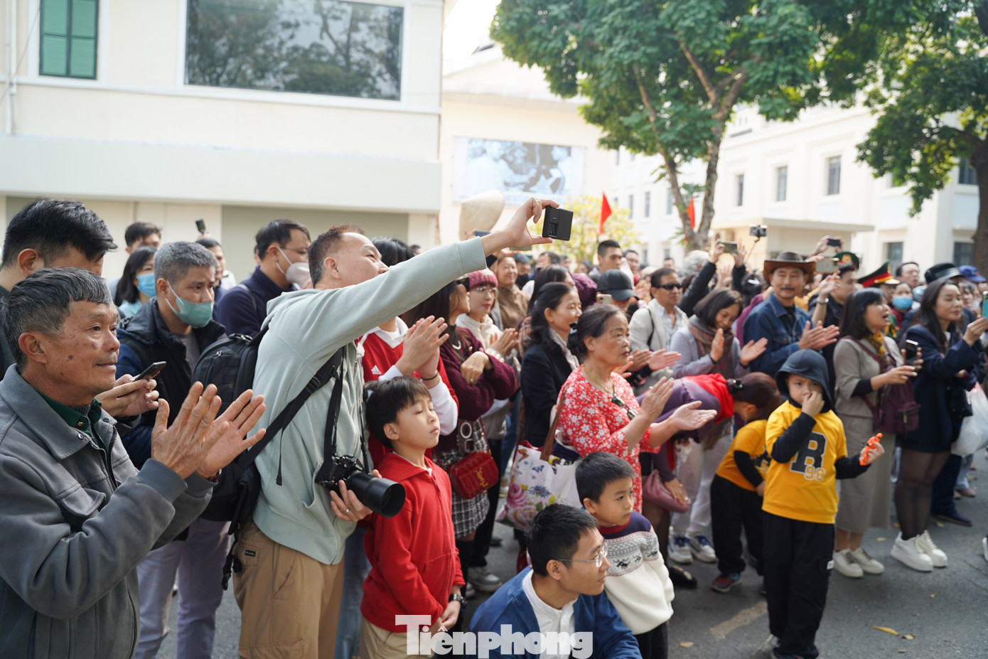 Đặc biệt, tại phố đi bộ Hồ Gươm, người dân còn được thưởng thức nhiều ca khúc nghệ thuật đậm chất lính từ các nhạc công của các đoàn quân nhạc, tạo nên bầu không khí rộn ràng và tự hào.