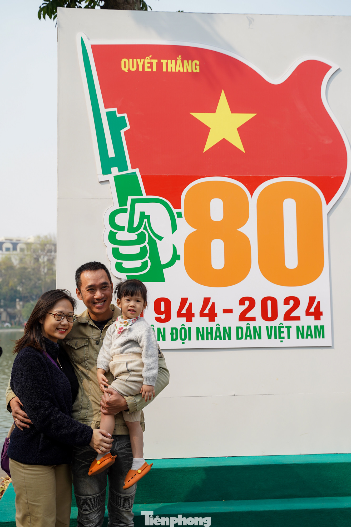 Nhiều gia đình tranh thủ lưu lại những hình ảnh đặc biệt trong ngày kỷ niệm 80 năm Ngày thành lập Quân đội nhân dân Việt Nam (1944 - 2024).