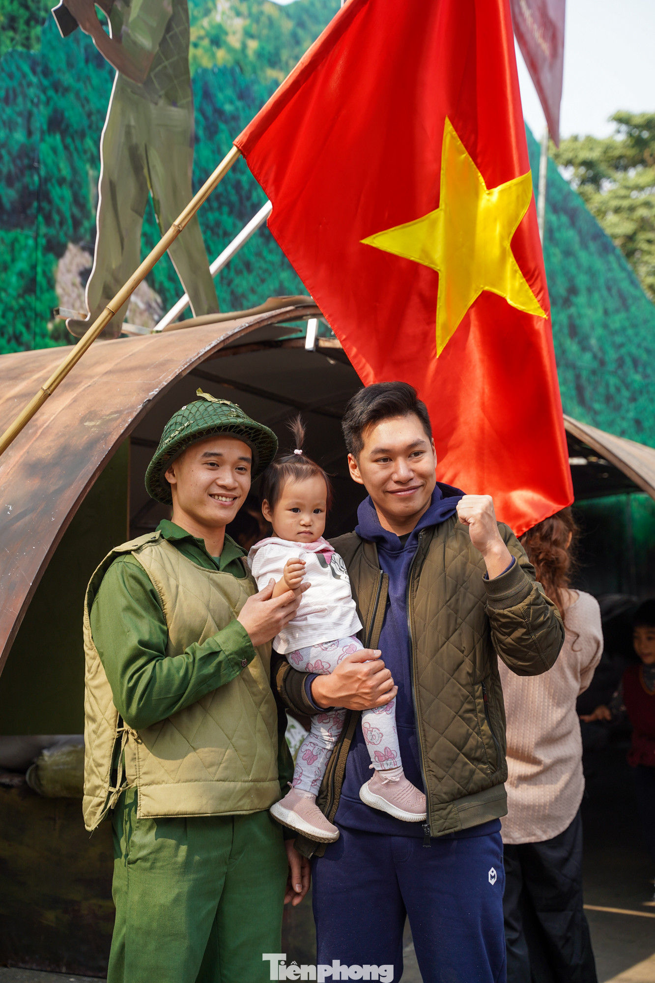 Nhiều gia đình tranh thủ lưu lại những hình ảnh đặc biệt trong ngày kỷ niệm 80 năm Ngày thành lập Quân đội nhân dân Việt Nam (1944 - 2024).