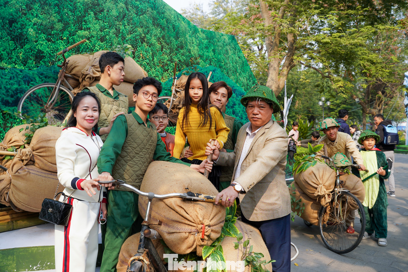 Hoạt cảnh phục dựng chiếc xe thồ huyền thoại trong chiến dịch Điện Biên Phủ thu hút đông đảo người dân.