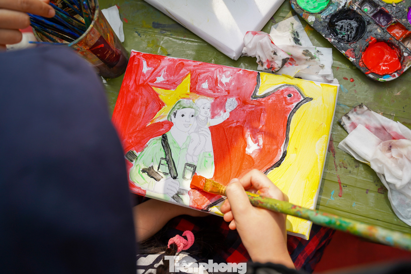 Các em nhỏ được bố mẹ dẫn đi tham quan triển lãm được trải nghiệm nhiều hoạt động thú vị như: tự tay tô tranh cổ động, chiêm ngưỡng các bức ảnh về quân đội, và đặc biệt là được các chiến sĩ tự tay vẽ chân dung của các em....