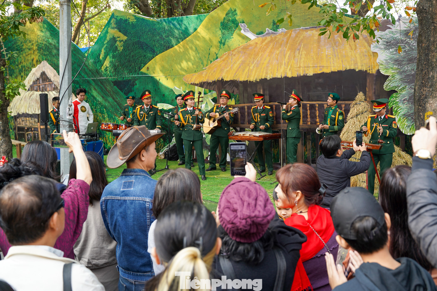 Đặc biệt, tại phố đi bộ Hồ Gươm, người dân còn được thưởng thức nhiều ca khúc nghệ thuật đậm chất lính từ các nhạc công của các đoàn quân nhạc, tạo nên bầu không khí rộn ràng và tự hào.