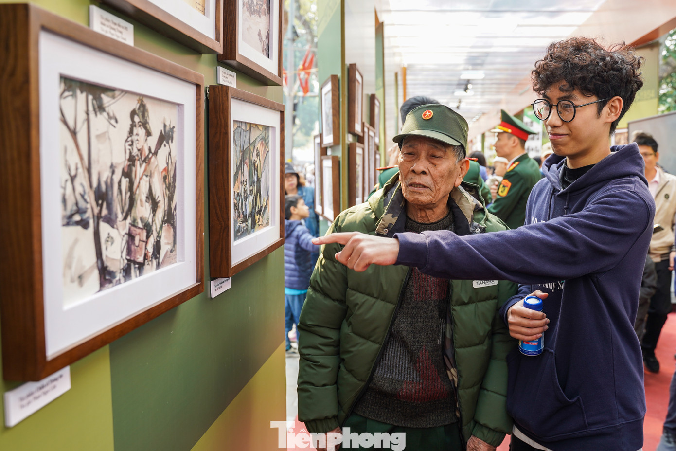 Ông Phạm Như Hóa (Mỹ Hào, Hưng Yên) cho biết, hôm nay, ngày 22/12, ông và gia đình đã tranh thủ lên Hà Nội để chơi và tham quan các triển lãm về quân đội. "Tôi cảm thấy rất tự hào và xúc động khi xem những hình ảnh và tư liệu về người lính. Là một cựu quân nhân, tôi vô cùng biết ơn những người lính luôn gánh vác trách nhiệm bảo vệ đất nước" ông chia sẻ.